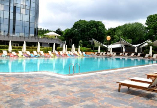 쉐라톤 이스탄불 아타코이 호텔의 실내 수영장