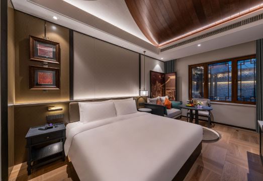 깔끔하고 현대적인 호텔 객실 인테리어 이미지