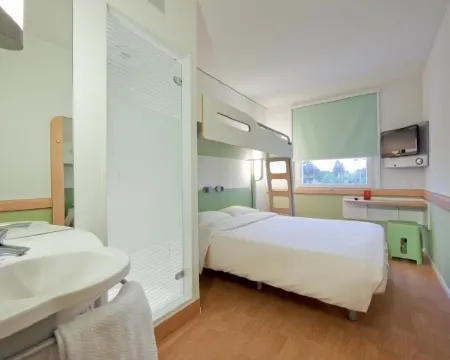 イビス バジェット ルガーノ パラディソ ルガノのホテル