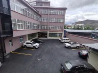 Chutian Business Hotel (Shangri-La Kangba Road) Hotel a Brockton Village