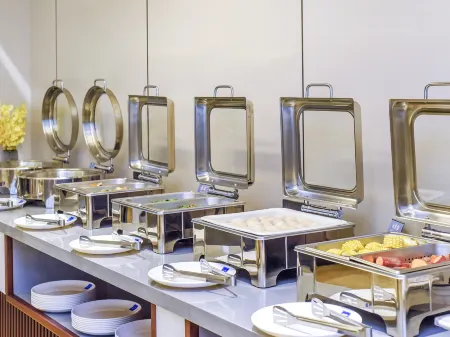 LanOuShangPin Hotel (Wuyue Plaza Huaxi Guang'an Hospital) Отели рядом с достопримечательностью «Deng Xiaoping Former Residence Museum»