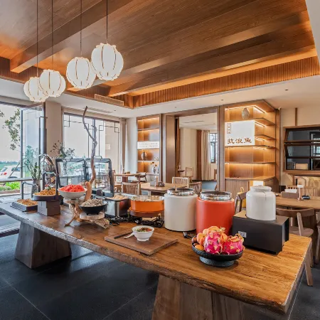 Daishui Blue Lake View Hotel (Fuxian Lake Guanglong Town)