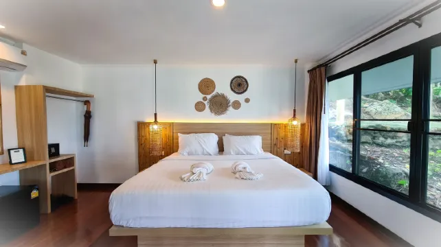 วิลลาฮิลไซด์พร้อมวิวทะเลบางส่วน