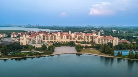 Wuhu Country Garden Phoenix Hotel Отели рядом с достопримечательностью «Anhui Normal University Qijiang College (Wenjin Campus)»