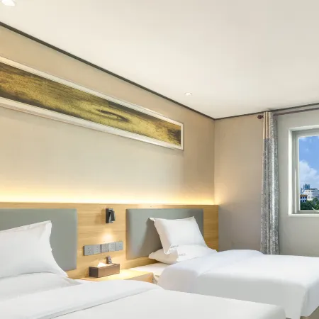 Unitour Hotel (Xingyi Jushan Square Wanfenglin Airport)