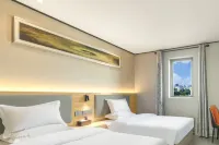 Unitour Hotel (Xingyi Jushan Square Wanfenglin Airport) - مطابخ