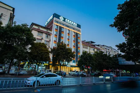 Jinjiang . Chonpines Hotel(Guigang Jingang Avenue High-speed Railway Station Branch) Отели в г. Гуйган
