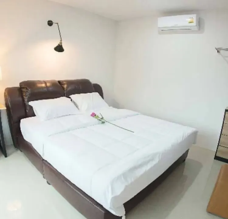ห้องดีลักซ์เตียงใหญ่พร้อมทางเข้าสระว่ายน้ำ