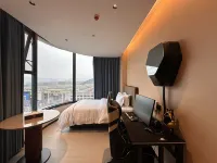 H E-sports Hotel - parking