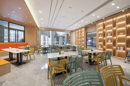 GEM Hotel（XihuRoad,Yuehu District Yingtan City Jiangxi Province Gemei Hotel） Отели рядом с достопримечательностью «Maple Mountain Botanical Garden»