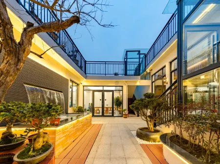 Floral Hotel·Qin Garden Hotel Отели рядом с достопримечательностью «Azure Cloud Temple»