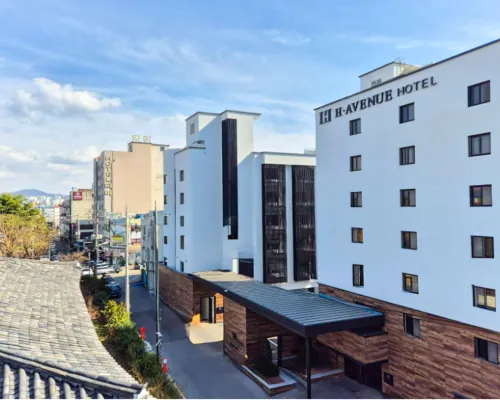 H avenue Hotel Jeonju Deokjin Отели рядом с достопримечательностью «Парк Токчин»