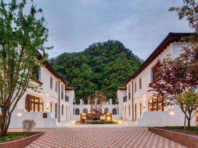 Floral Hotel·Niubeiliang Resort Manor (Zhashui Branch)