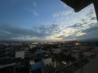 DO A LAND v Hotel Dehong Mangshi Airport Branch - Mountain view
