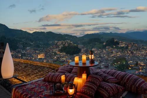 Cloud Retreat ·Summit Gallery Panoramic Homestay (Xijiang Miao Village Viewing Platform) فنادق في لَيشان