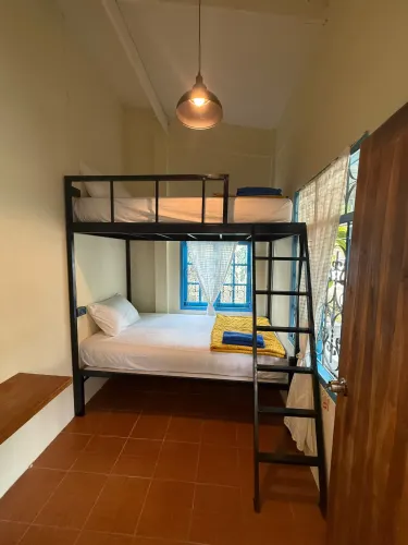 ห้องพักส่วนตัวพร้อมเตียงสองชั้นและห้องน้ำส่วนกลาง