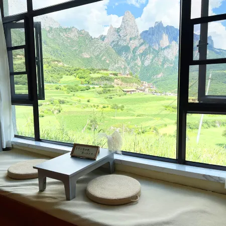 Lotus Forget-Worry Lodge · Facing Main Peak with Sunrise View (Zagana Scenic Area Branch)