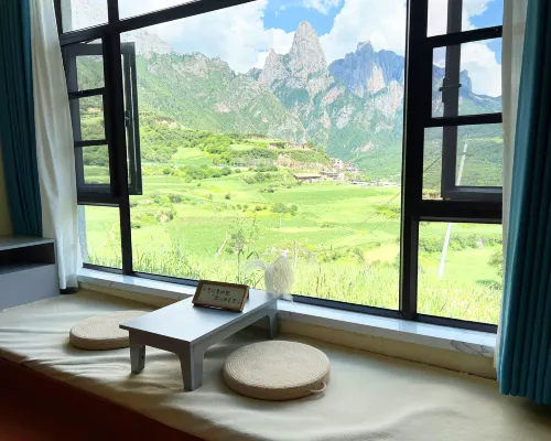 Lotus Forget-Worry Lodge · Facing Main Peak with Sunrise View (Zagana Scenic Area Branch) Hoteles en Têwo