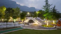 Linzhou Lan Yue Bay Resort Hôtels à proximité de : Wangxiang Stone