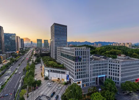 Four Seasons Huatong Hotel (Tonglu City Center Branch) Отели рядом с достопримечательностью «Hangzhou Technician Institute»