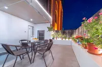 Liuyue Hotel (Liuzhou Wuxing Shangye Buxingjie Dewang Xintiandi)