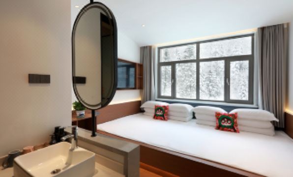 Xueyun Jiahua Resort Hotel (China's Snow Town Scenic Area)