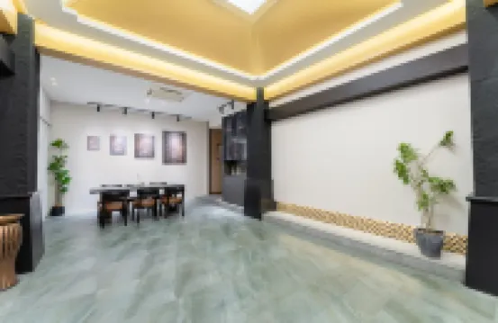 Cloud Hening and Manhua Hotel