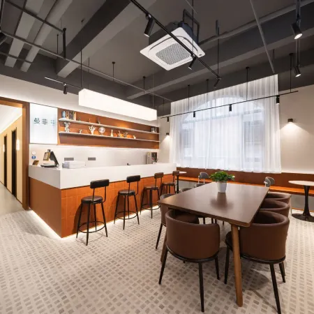 Manhattan Youth Hotel (Shanghai Railway Station Branch)