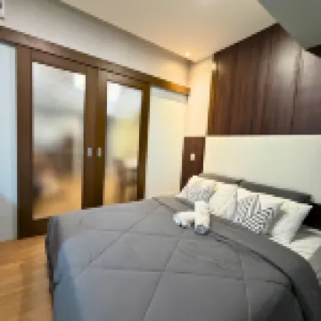 Executive 1-BR City Suite: Abreeza Place Condominium