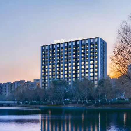 Jinjiang Inn Select (Jiaxing Nanhu Convention and Exhibition Center,Jiaxing Collage,Yaohan) Отели рядом с достопримечательностью «Спортивный зал Цзясин (Голубая грязь)»