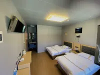 Zhaosu Xueling Mountain View Homestay - parking