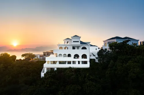 Miyue · Shenzhen Blue and White Saint Island Cliff Hot Tub Boutique Stay