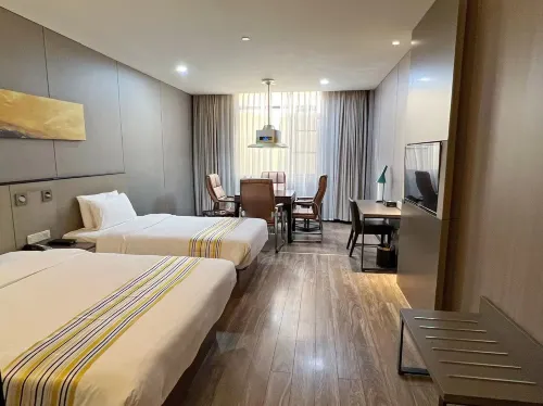 Ease Hotel (Gong'an Chanling Avenue People's Hospital)