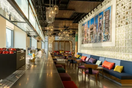 Wink Icon Hotel Danang Riverside - Luxury Suites - 24hrs Stay & Rooftop Pool Bar Отели рядом со станцией Đà Nẵng Railway Station