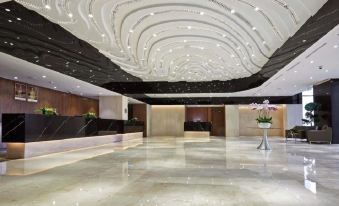 A spacious room with an artistic ceiling and various amenities on the side at MagTree Genting Highlands