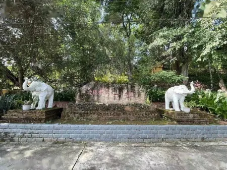 Lantai Jiuling Chinese Inn Отели рядом с достопримечательностью «Daluo Town»