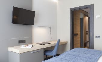 1. Hotel Li..