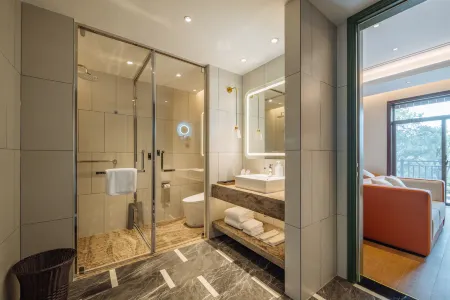 Floral Lux Hotel·Taizhou Fengchenghe Resort Hotel (Old Street) Отели рядом с достопримечательностью «Taizhou University»