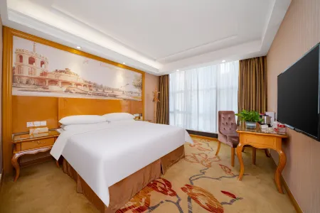 Vienna Hotel (Shenzhen Huawei Wuhe Avenue Bantian North Subway Station)