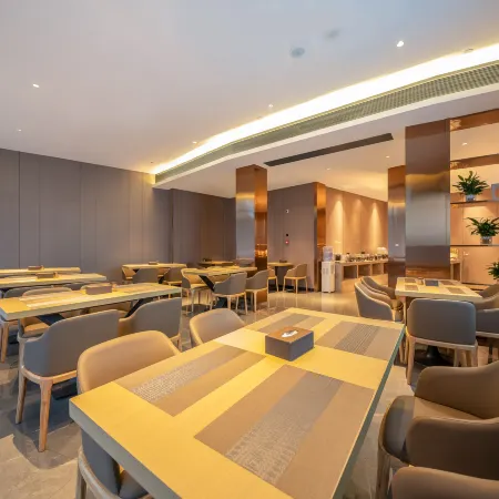 Chengji Hotel (Hezhou Government Ailianhu Square)