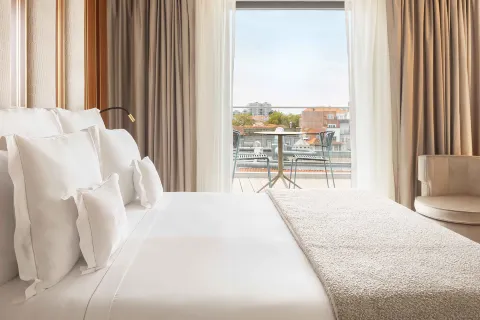 Wine & Books Porto Hotel