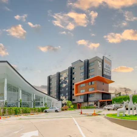 Moose Hotel Chiangmai Отели рядом с достопримечательностью «Академия Dara»