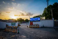 Zhangjiajie Junlan Hotel (Tianmen Mountain Cableway Station) - parking