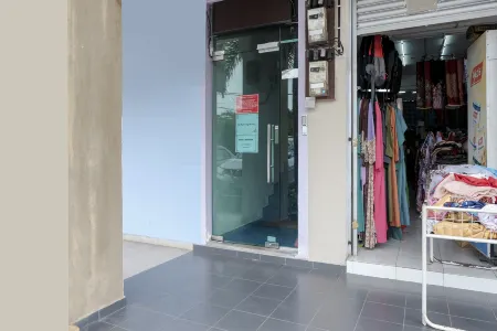 OYO 90180 Gemilang Hotel Kerteh Отели рядом с достопримечательностью «Pantai Muara Sungai Kerteh»