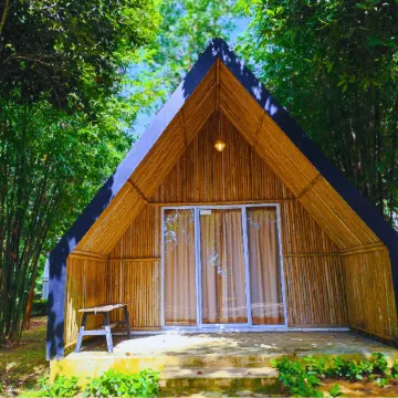 D'Bamboo KAMP Desa Wisata Ekang Отели рядом с достопримечательностью «Залив Treasure»