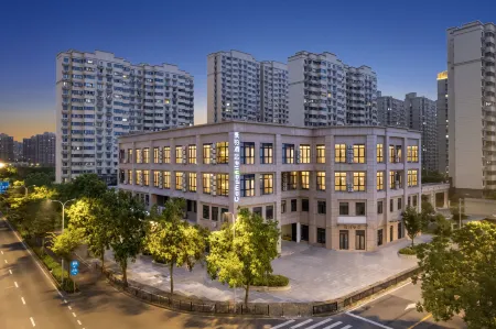 Compass Hospitality (Longhu Tianjie Store, Jinhui, Fengxian, Shanghai) Отели рядом с достопримечательностью «Er Yan Temple»