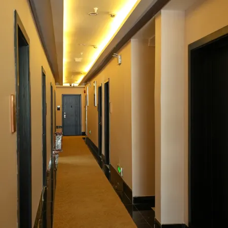 Qingju's Promise Hotel (Fuyang South Station Hongqi Middle School)