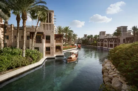 Jumeirah Dar Al Masyaf Отели рядом с достопримечательностью «The View Palm Jumeirah»