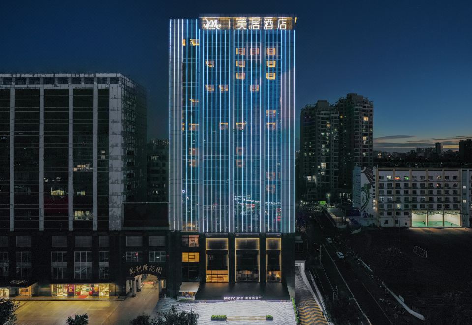 하이커우 궈마오 센터 Mercure 호텔의 깔끔한 객실 내부