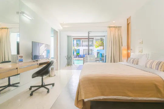 ห้องดีลักซ์ติดสระว่ายน้ำ